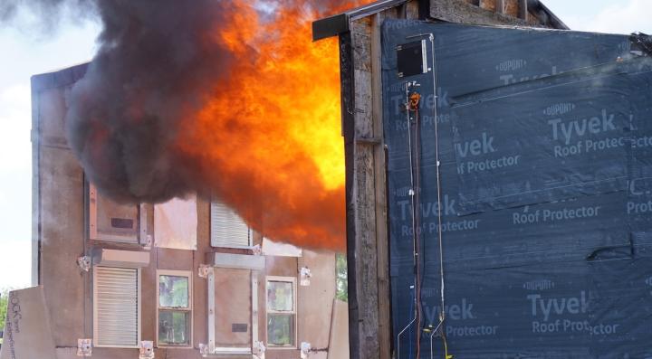 Window protections experimental setup: source compartment and target facade with window protections installed for testing.